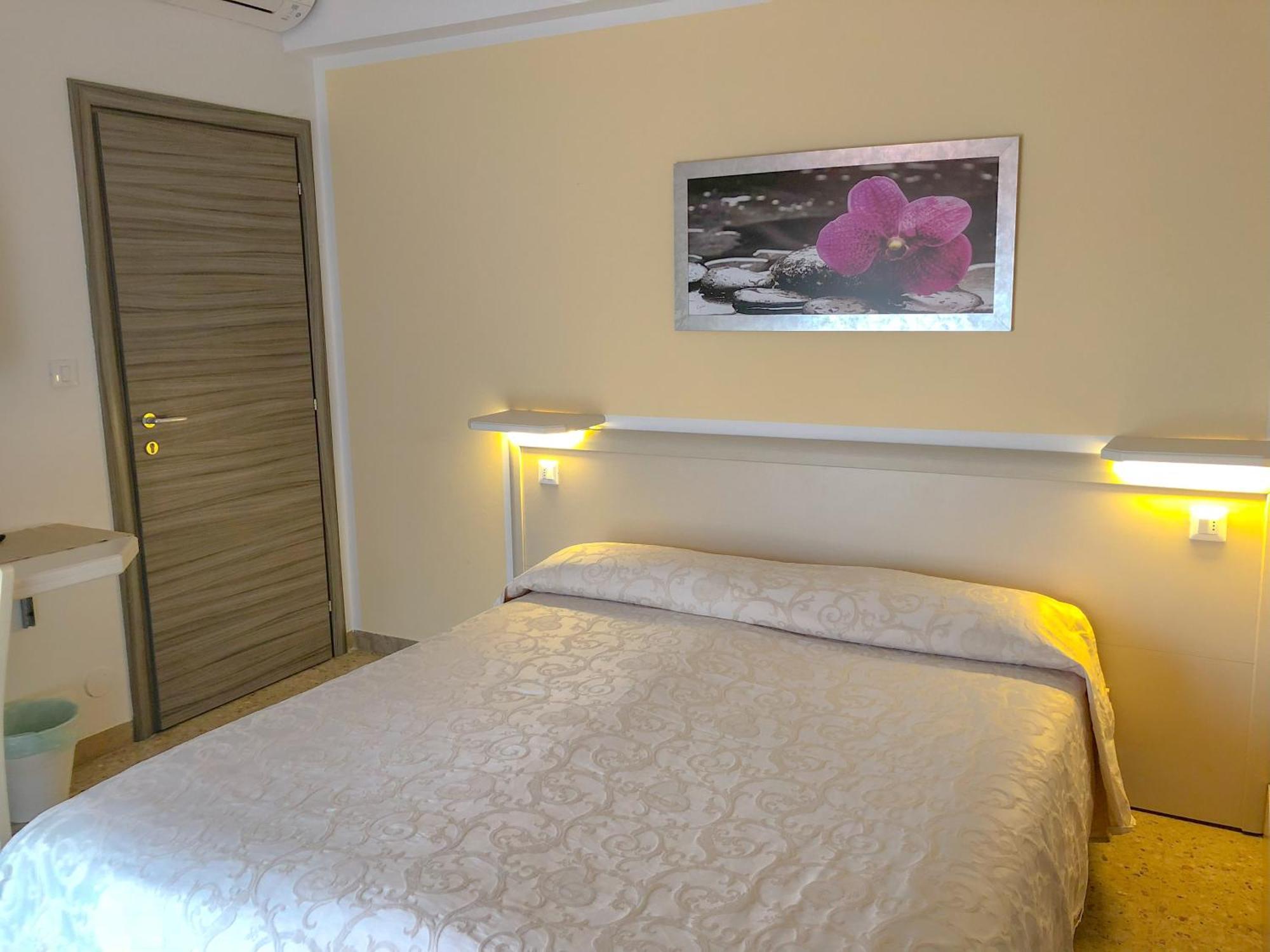 Double Room lateral Balcony Lake View
