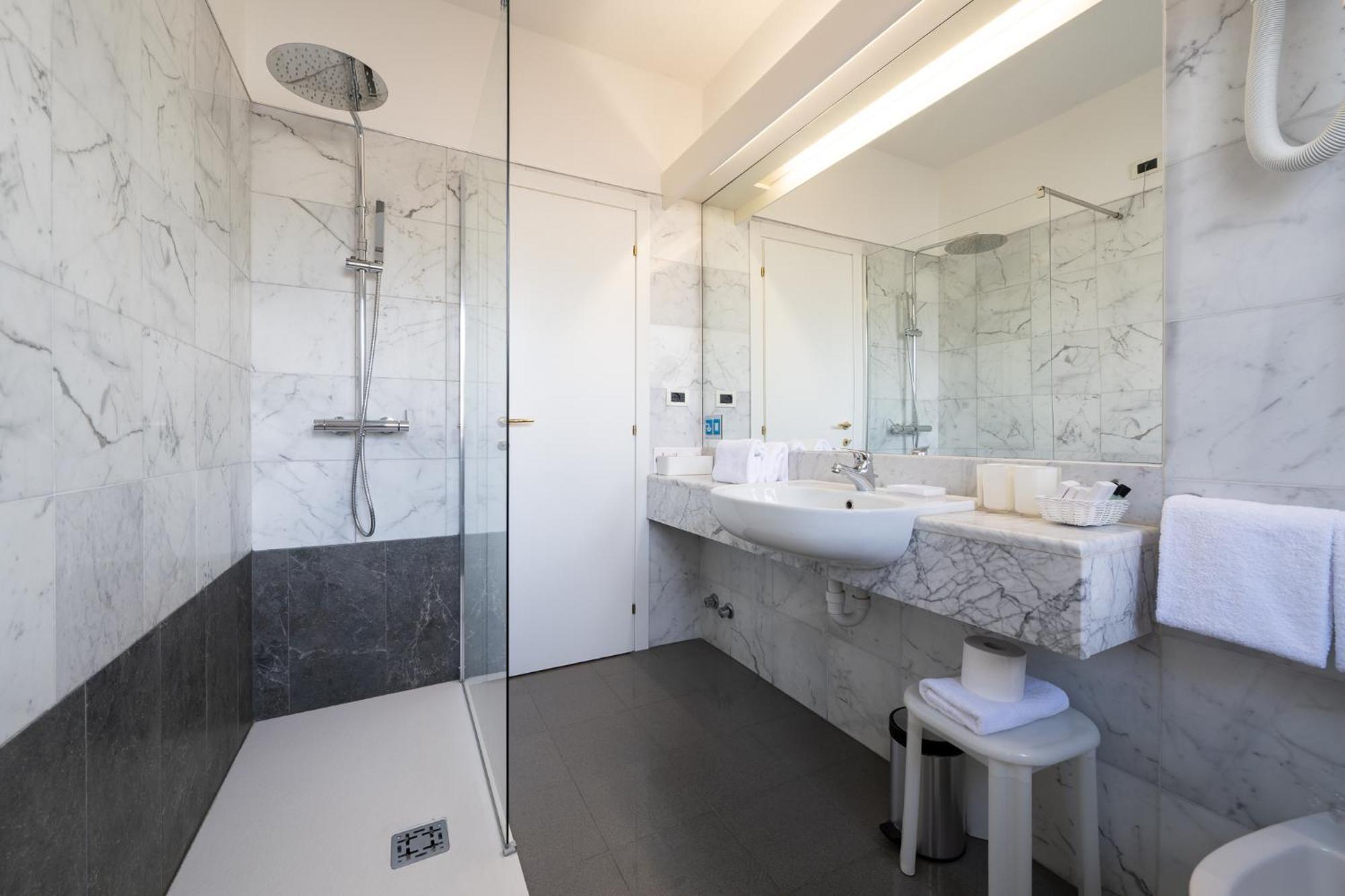 Double or Twin Room partial Lake View