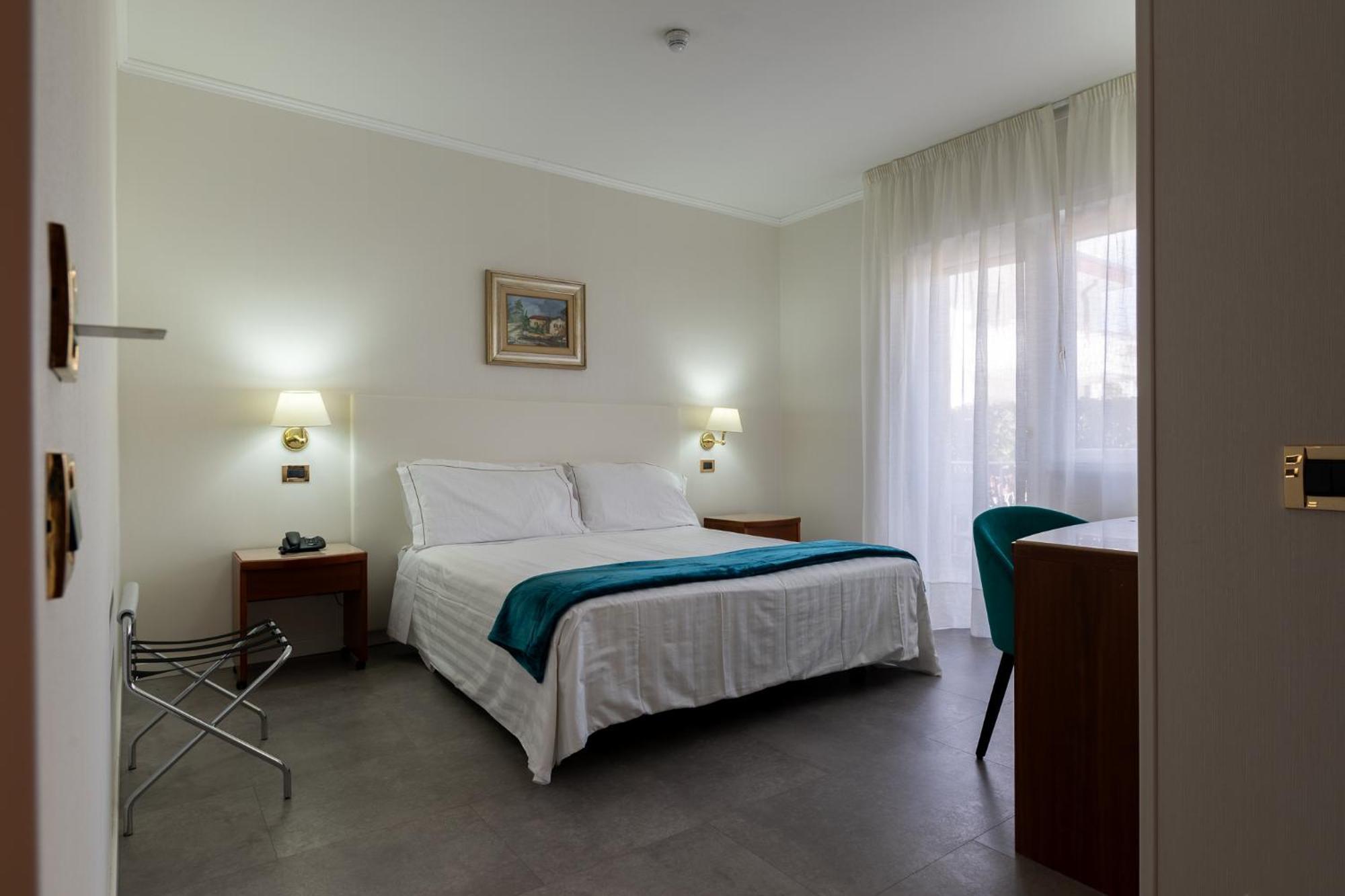 Double or Twin Room partial Lake View