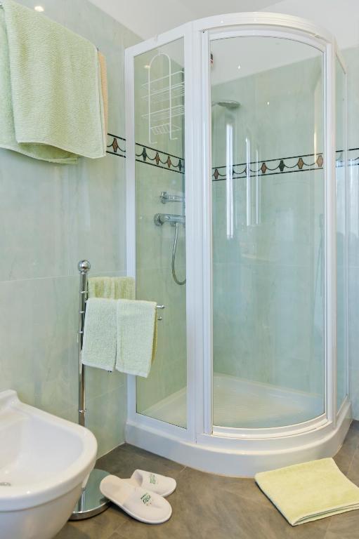 Camera Superior Matrimoniale o Doppia con Letti Singoli e Balcone Vista Lago