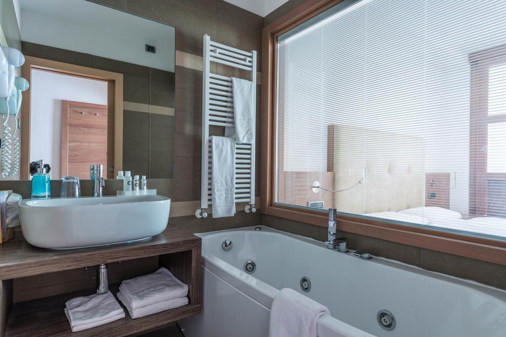 Junior Suite Internal Whirlpool Lake View
