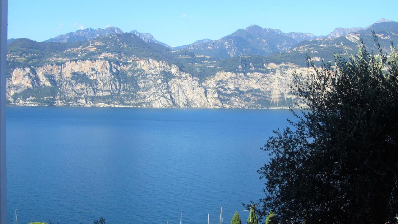 Double Room lateral Balcony Lake View