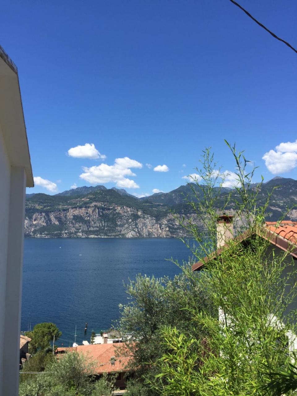 Double Room lateral Balcony Lake View